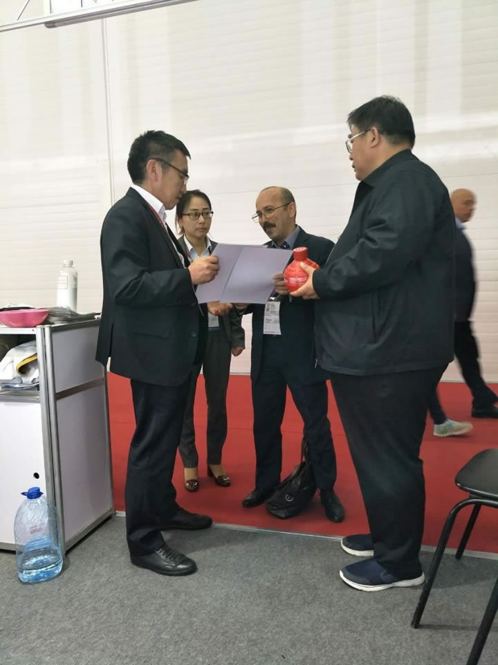 圖3 俄羅斯聯邦内務(wù)部官員(右2)參觀我公(gōng)司展位
